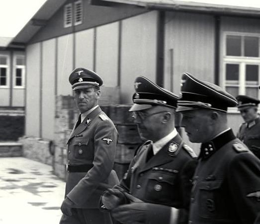 Männer in NS-Uniformen