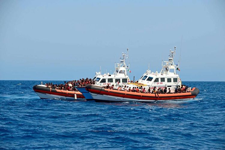 Schiffe retten Flüchtlinge