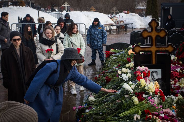 Auch am Wochenende pilgerten zahlreiche Menschen zum Grab von Alexej Nawalny, um dort Blumen niederzulegen.