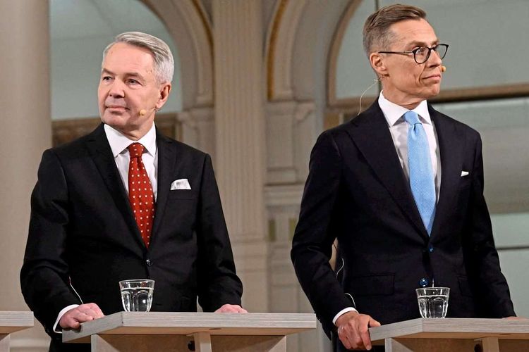 Finnische Präsidentschaftskandidaten Pekka Haavisto und Alexander Stubb nebeneinander in Anzügen.