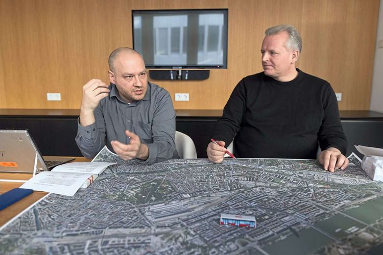 Martin Huber und Michael Neumann vor einem Stadtplan