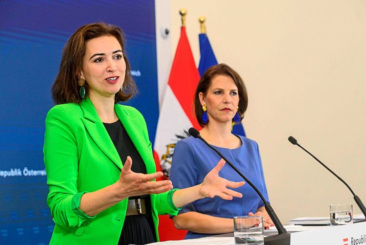 Justizministerin Alma Zadic und Europaministerin Karoline Edtstadler bei einer Pressekonferenz.