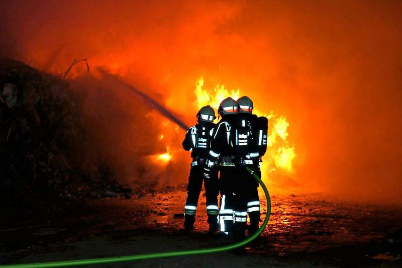 Brand im Industriezentrum Niederösterreich Süd forderte mehr als 50 Einsatzkräfte