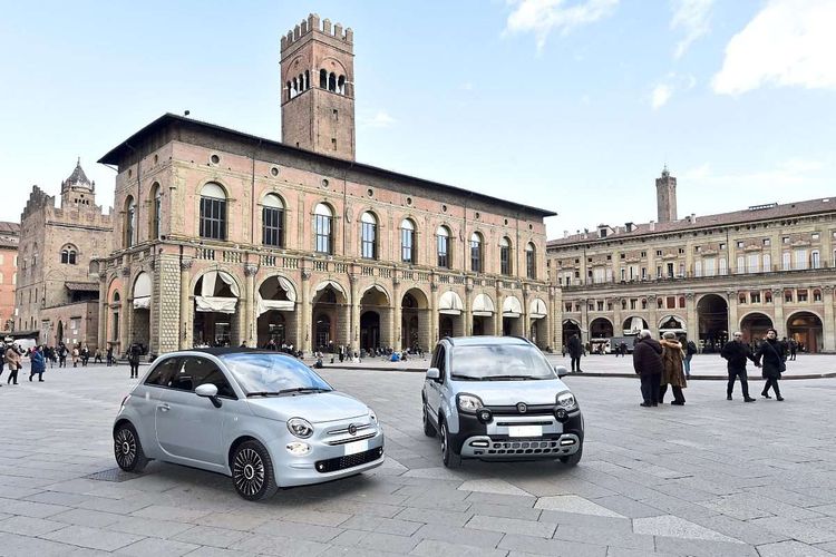 Ein Fiat 500 und ein Fiat Panda vor historischen Gebäuden in Bologna