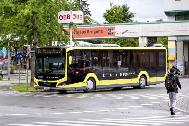 Bus fährt in Dornbirn, Vorarlberg. Nationales Klima- und Energiegesetz