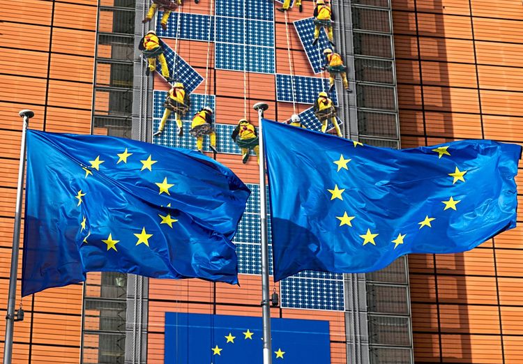 Europaflaggen wehen im Wind vor der EU-Kommission