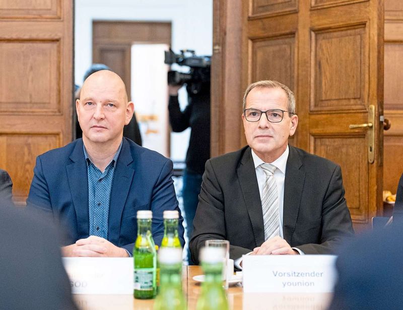 Beamte gehen am Dienstag für besseres Gehalt auf die Straße