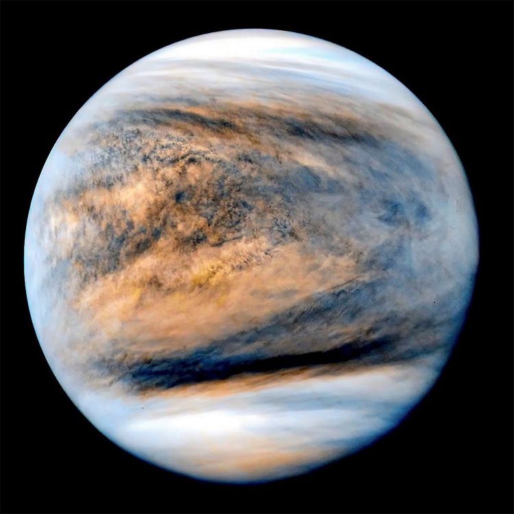 Die Aufnahme der Venus im UV-Licht, aufgenommen von der japanischen Sonde Akatsuki, zeigt ein Muster aus dunklen Bändern und hellen Feldern in der Atmosphäre. Die genaue chemische Ursache dieser Strukturen ist bisher unbekannt.