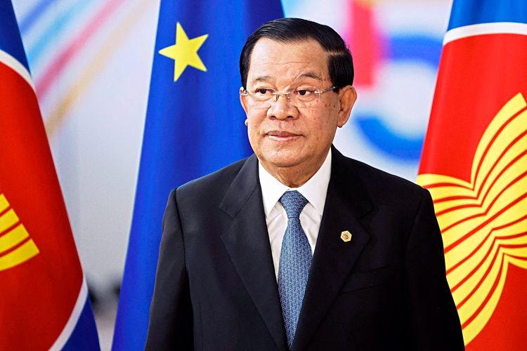 Kambodschas Premierminister Hun Sen im Anzug.