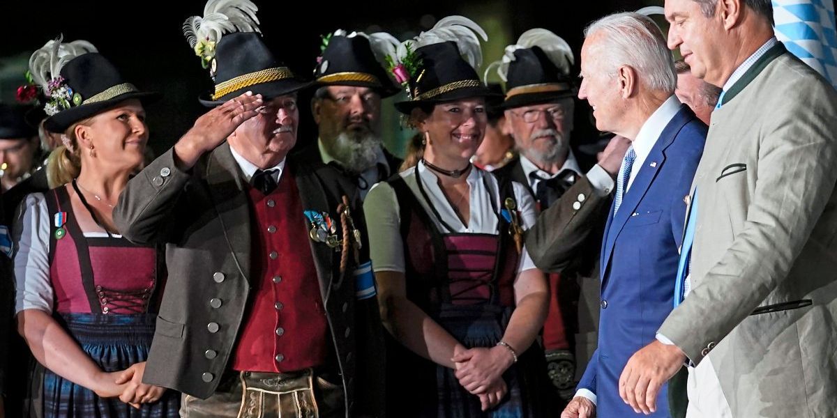 Warum empfangen die Deutschen Joe Biden in Lederhose und Dirndl?