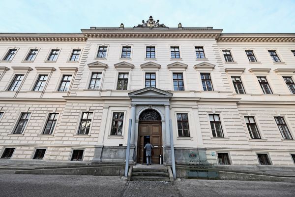 Zehn-Monate-bedingt-f-r-Beleidigung-einer-Muslima-bei-Prozess-in-Ried