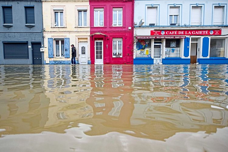 Überschwemmte Straße in Nordfrankreich
