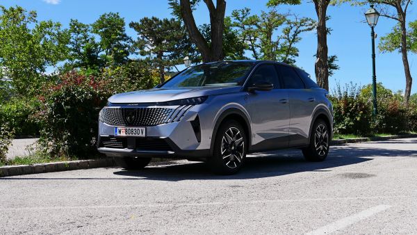 Der-Peugeot-3008-macht-auf-h-bsch-im-Hochformat