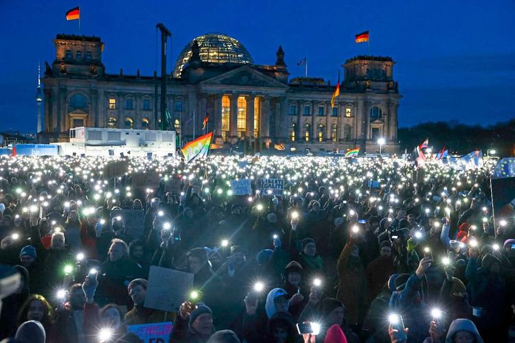 Hunderttausende demonstrieren am 21. Jänner 2024 in Berlin vor dem Bundestag gegen die AfD.