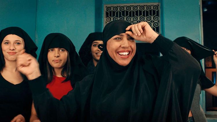 Olfa Hamrouni (r.) lacht den Schmerz gerne weg, den sie erlebt und anderen zugefügt hat. Als ihre älteren Töchter anfingen, Hijab zu tragen, gefiel ihr das. Doch sie selbst findet sich nicht schön darin.