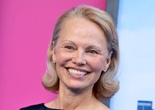 Pamela-Anderson-macht-sich-in-Die-nackte-Kanone-ber-ihr-Image-lustig