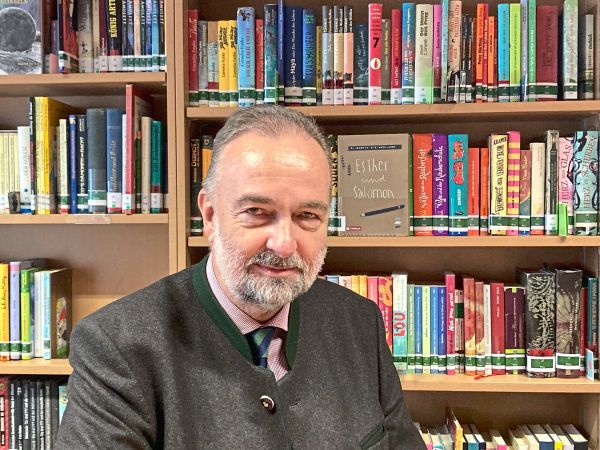 Kaiserenkel-Karl-Habsburg-ist-nun-auch-Juwelenschatzmeister