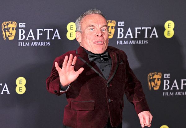 Neue-Harry-Potter-Serie-Warwick-Davis-zur-ck-im-Zauberuniversum