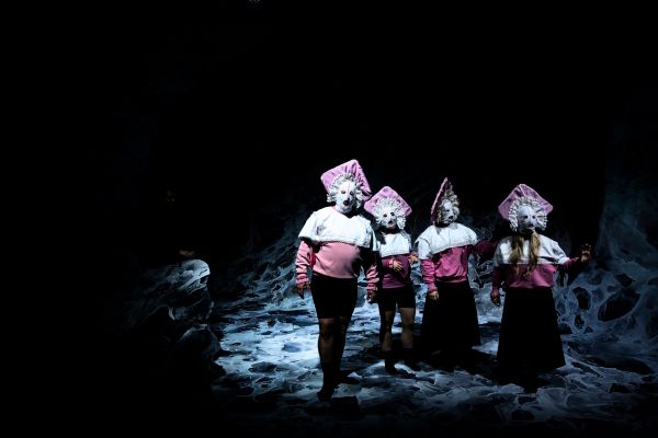 Theater-zum-Herunterbei-en-Miriam-Unterthiners-Blutbrot-in-Meidling