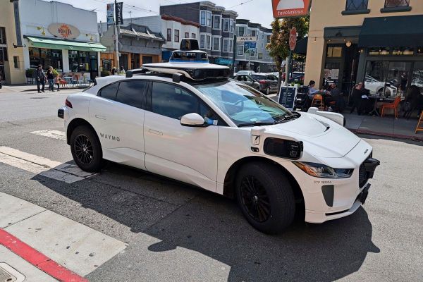 Wenn-die-Ampel-schwarz-wird-Waymo-Robotaxis-kapitulieren-vor-Blackout
