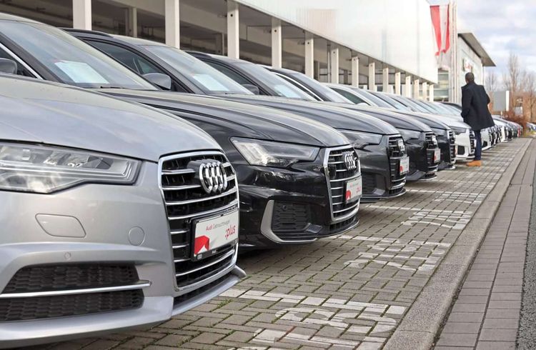 Das Bild zeigt eine Reihe gebrauchter E-Fahrzeuge von Audi