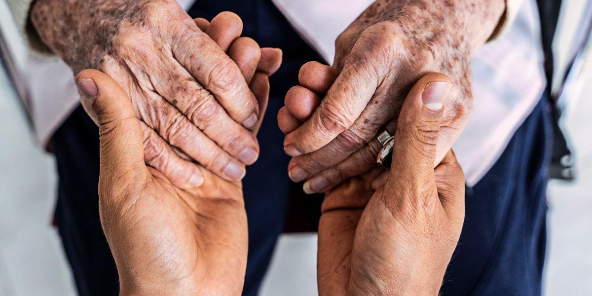 Wie Firmen bei der Pflege von Angehörigen unterstützen können