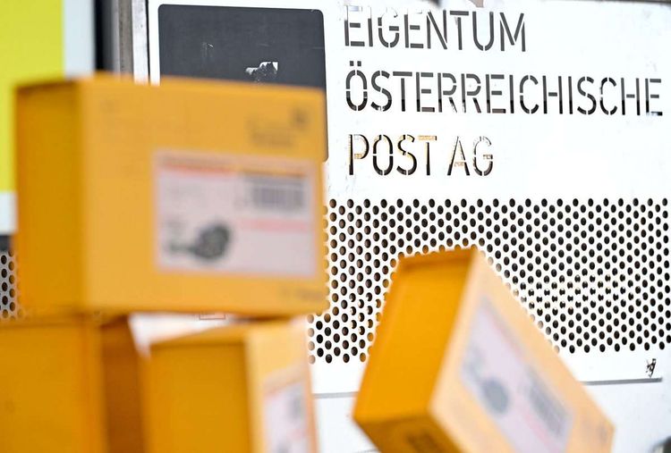Mehrere Pakete der österreichischen Post.