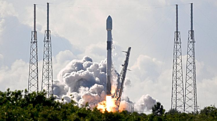 Falcon-9-Rakete beim Start in Cape Canaveral im April 2023.