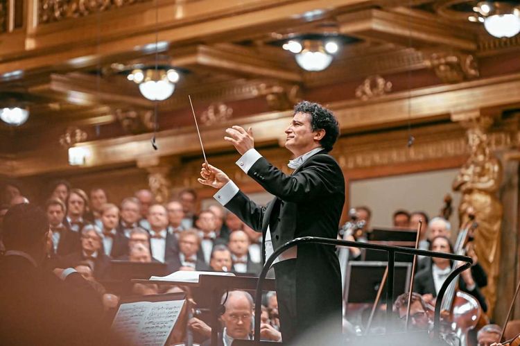 Jubel für Dirigent Alain Altinoglu und die Wiener Symphoniker.