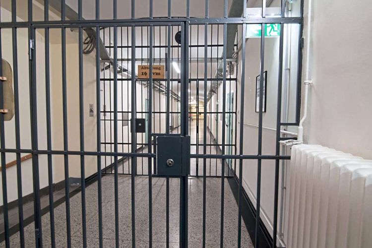 Gitterabsperrung in einem Gefängnis