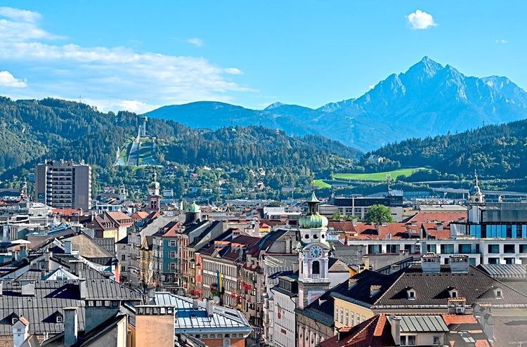 Die Stadt Innsbruck mit Blick auf die Berge.