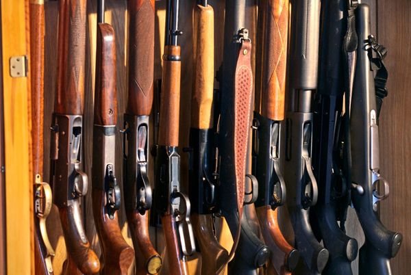 Benko-schlief-wenig-und-hatte-Glock-Magnum-im-Schlafzimmer-dabei