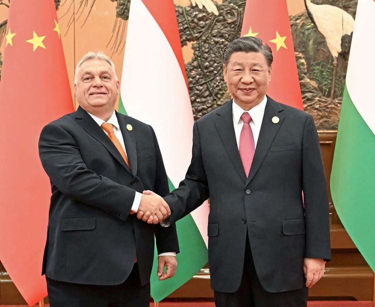Chinas Präsident Xi Jinping und Ungarns Premier Viktor Orbán bei einem Treffen in Beijing im Oktober.