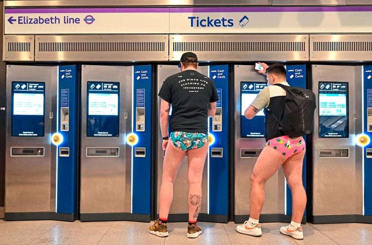 Männer ohne Hosen kaufen einen Fahrschein