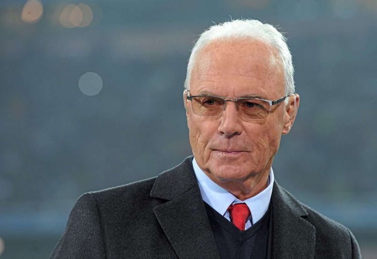 Beckenbauer blickt ins Bild.