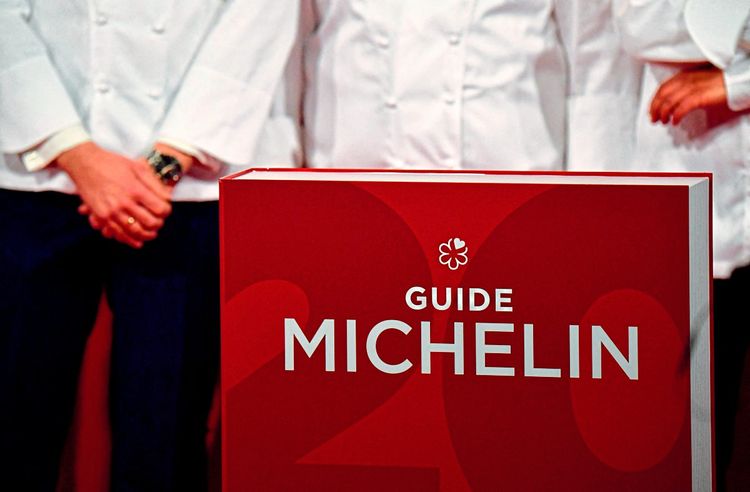 Hotels sind wie Gaststätten bereits in den Michelin-Führern enthalten. Bisher gab es aber nur eine einfache Klassifizierung nach Komfort und keine besondere Auszeichnung wie für herausragende Restaurants, die ein bis drei Sterne erhalten können.