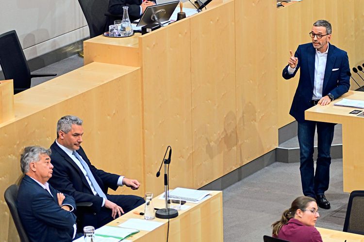 Bundeskanzler Karl Nehammer und Vizekanzler Werner Kogler (ganz links) im Rahmen einer Sondersitzung des Nationalrates auf Verlangen von SPÖ und FPÖ zur ÖVP-Korruptions-Affäre - Der Sprecher mit erhobenen Zeigefinger ist Herbert Kickl, FPÖ