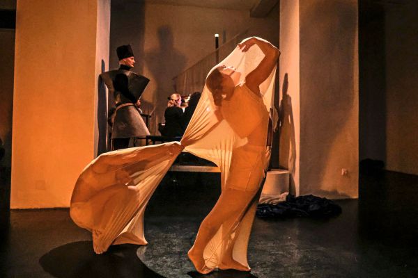 Wien-Modern-Mit-dem-Klavierschiff-ins-Jenseits