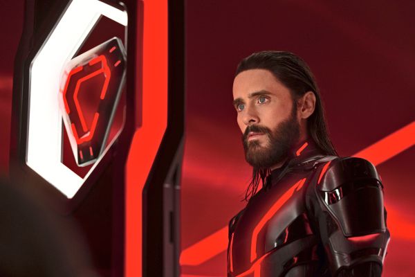 Der-Kino-Blockbuster-Tron-Ares-M-nner-die-auf-Displays-starren