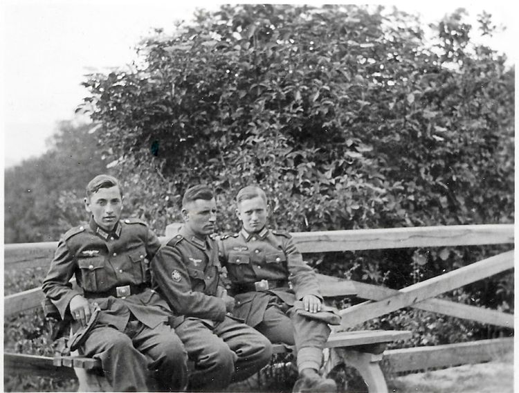 Anton (Mitte) mit zwei Kameraden 1941 in Cilli, dem heute slowenischen Celje.