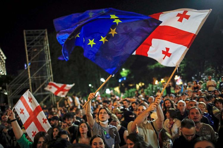 Bei den Massenprotesten in der georgischen Hauptstadt Tiflis wird auch die EU-Fahne geschwenkt.