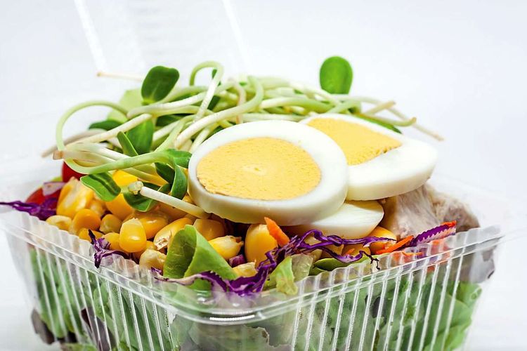 Salat im Plastikteller