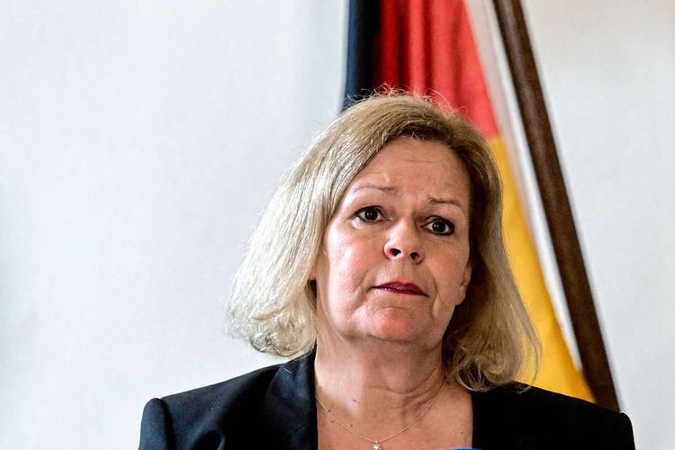 Deutschlands Innenministerin Nancy Faeser in schwarzem Sakko. 
