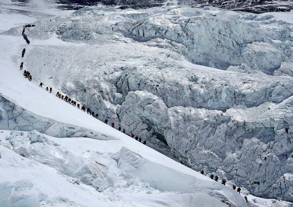 Rekord-am-Everest-Fast-270-Kletterer-erreichten-Gipfel-an-einem-Tag