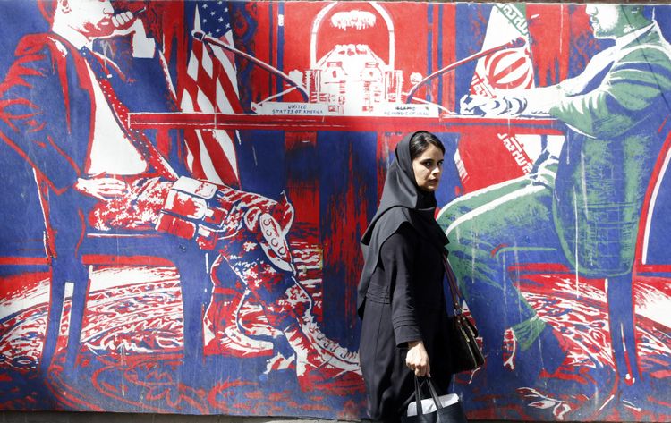 Ein Wandgemälde an der ehemaligen US-Botschaft in Teheran zeigt einen Iraner und einen US-Amerikaner am Verhandlungstisch. Der US-Verhandler trägt eine Ziviljacke, aber eine Militäruniformhose.