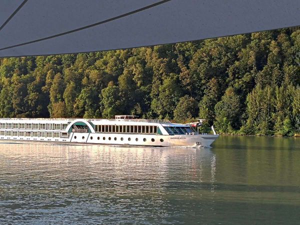 Donau-Kreuzfahrten-Ausbeutung-inmitten-von-Luxus-und-Flussromantik