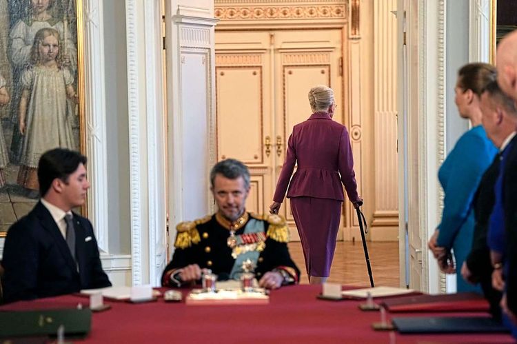 Königin Margrethe II. verlässt den Raum.
