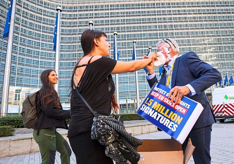Aktivistinnen werfen dem Ryanair-Chef eine Torte ins Gesicht.