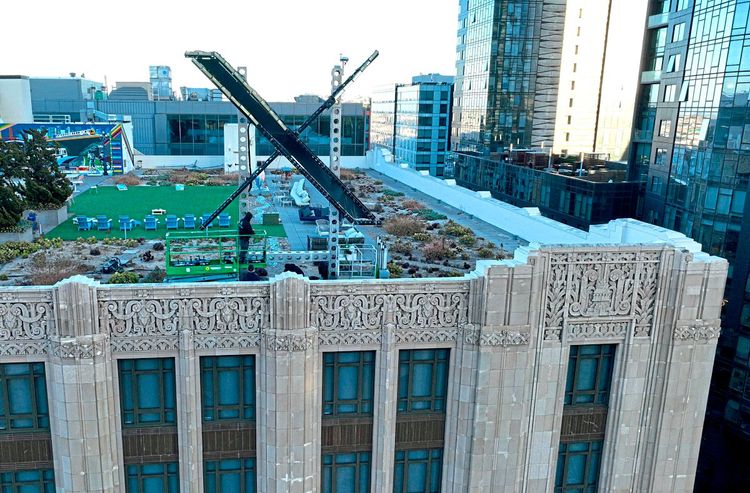 Eine Luftaufnahme zeigt, wie Arbeiter ein großes X auf dem Twitter-Gebäude installieren