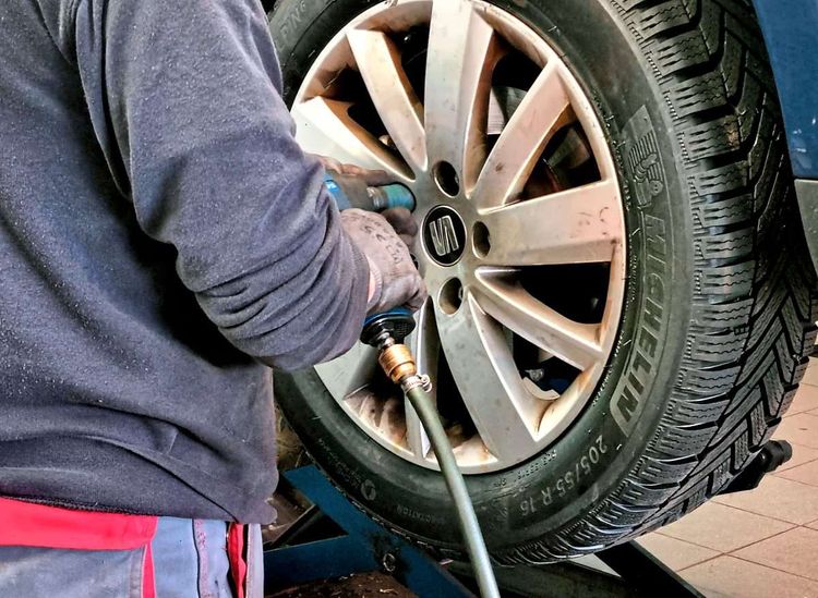 Mechaniker an einem Reifen